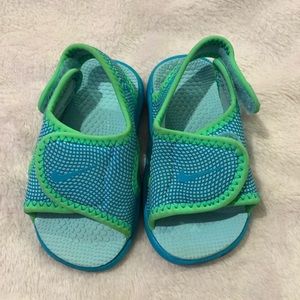 Nike girl/boy sandals.